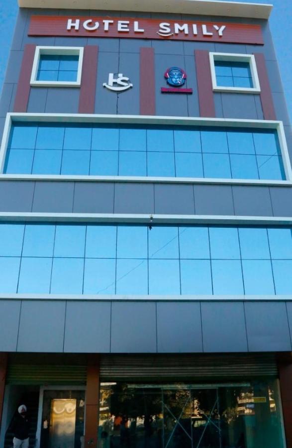 Hotel Smily Ludhiana Eksteriør billede